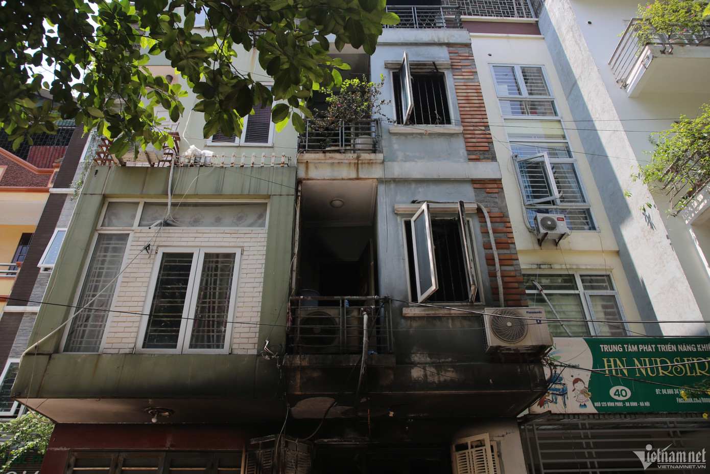 Ban công của căn nhà không lắp lồng sắt, tạo điều kiện thuận lợi để thoát nạn.