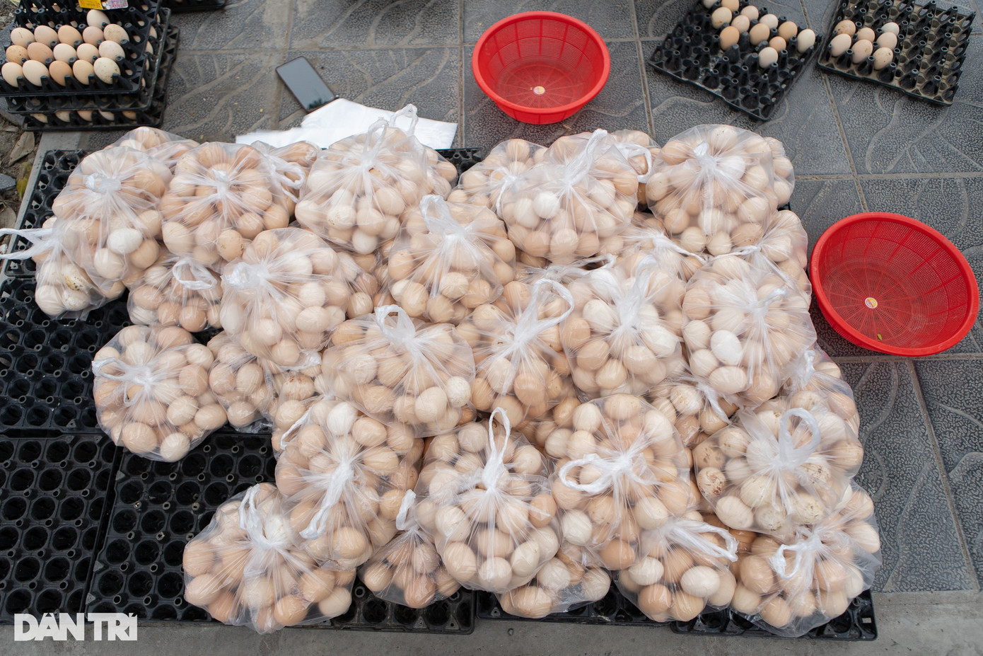 Ghi nhận tại điểm bán trứng gà trên đường Cầu Diễn (quận Nam Từ Liêm), trứng được chia theo từng túi, mỗi túi 30 quả, mức giá 65.000 đồng.