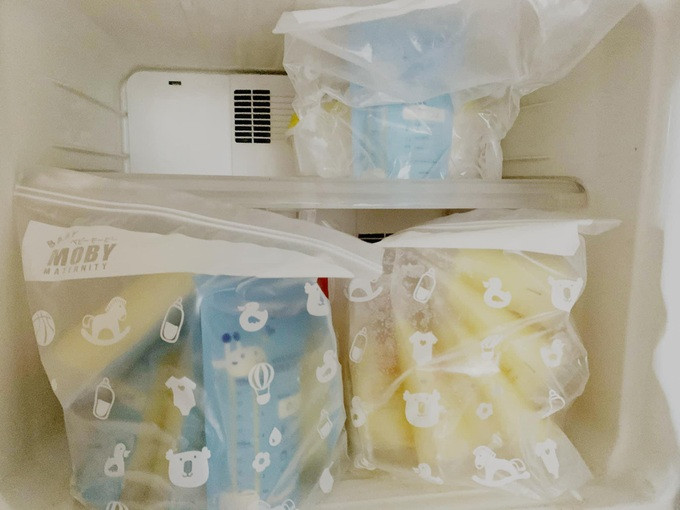 Sữa mẹ được chị Trang bảo quản trong tủ riêng (Ảnh: L.T).