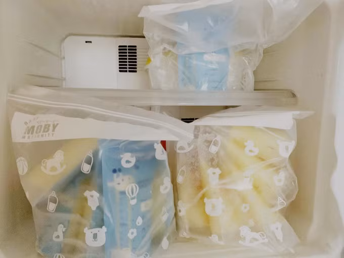 Sữa mẹ được chị Trang bảo quản trong tủ riêng (Ảnh: L.T).