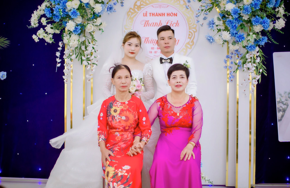 Vợ chồng anh Lịch chụp ảnh cùng bà Sáu và mẹ đẻ của anh (Ảnh: Nhân vật cung cấp).