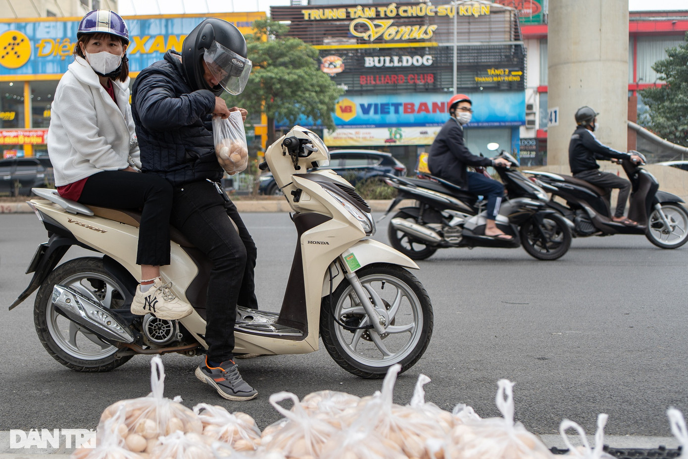 Sau khi nhận túi trứng, vợ chồng chị Nguyễn Hiệp (43 tuổi) kiểm tra từng quả. &quot;Trứng không bị vỡ, giá lại rẻ, song chưa rõ nguồn gốc xuất xứ và chất lượng thế nào&quot;, chị Hiệp nói.