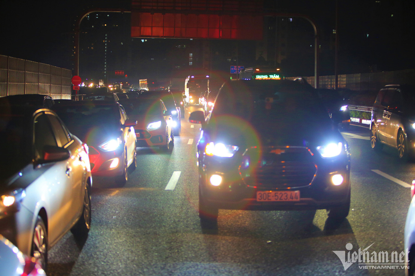 Sau nghỉ lễ, cũng để "né" tắc đường, người dân lại ùn ùn đổ về Hà Nội trong đêm (Ảnh: Đình Hiếu) Sau nghỉ lễ, cũng để "né" tắc đường, người dân lại ùn ùn đổ về Hà Nội trong đêm (Ảnh: Đình Hiếu)
