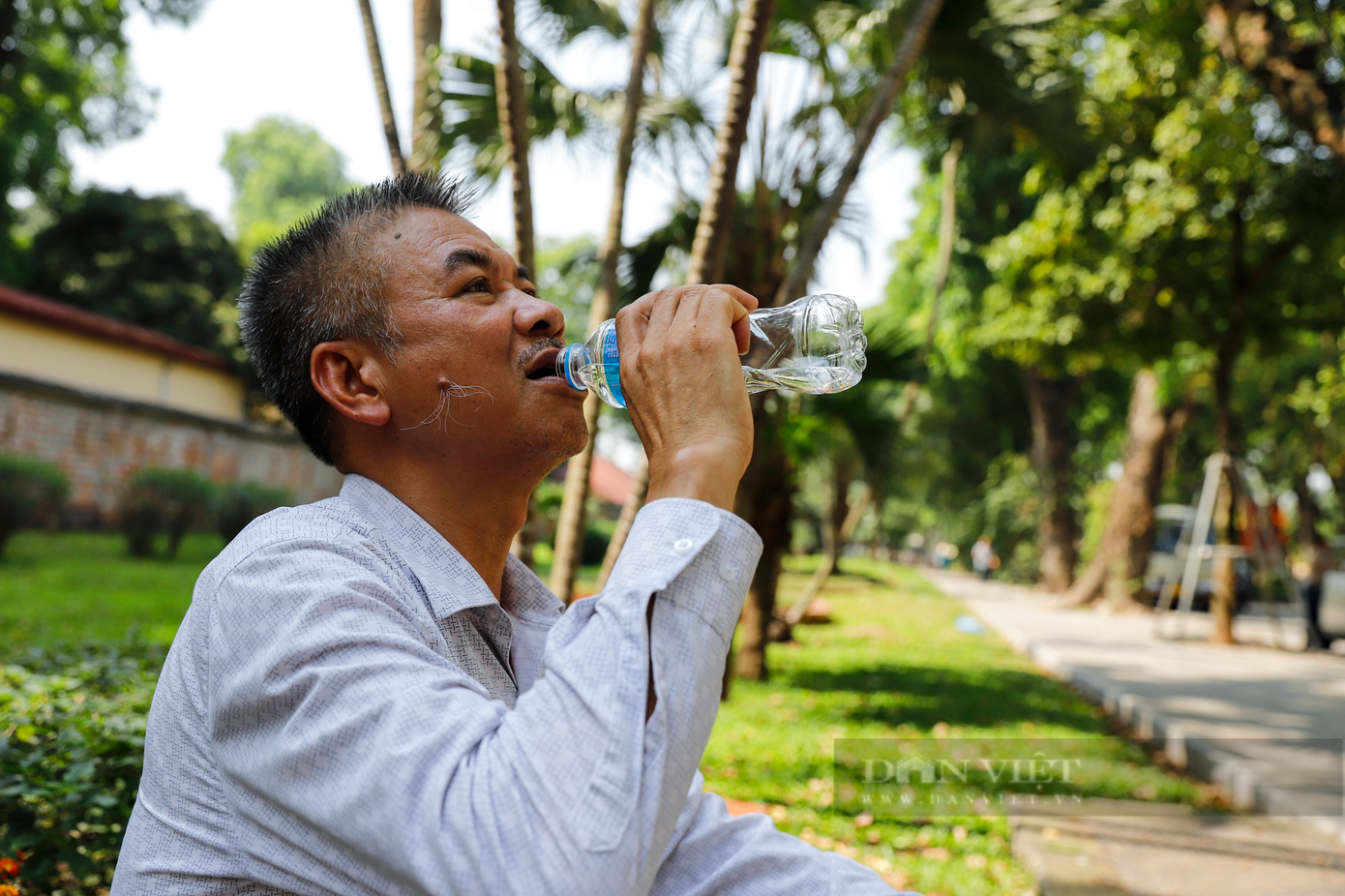 Trong lúc nghỉ ngơi, ông Sinh (Huyện Thanh Trì, Hà Nội) chia sẻ: "Tôi rất yêu thích đường Hoàng Diệu, Phan Đình Phùng bởi nơi đây có những hàng cây xanh cổ thụ cao lớn, tỏa bóng mát rười rượi. Thời tiết nắng nóng như này nếu không có bóng mát của cây xanh thì những người người lao động như tôi rất vất vả“.