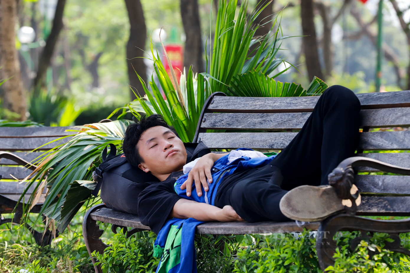 Đây cũng là nơi người dân thường lui tới ngủ nghỉ lúc trưa.