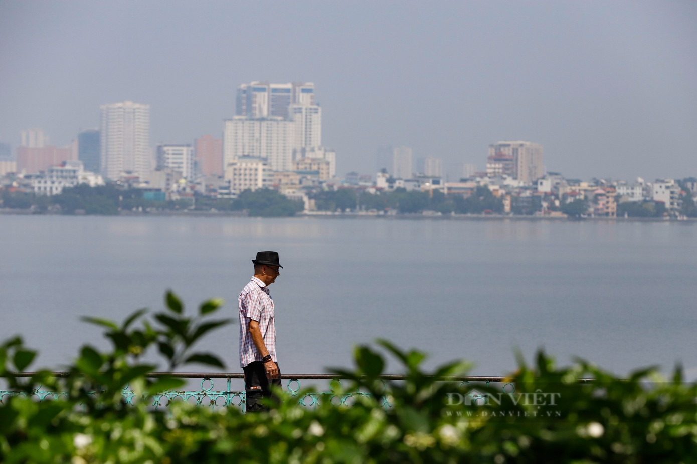 Con đường này nằm giữa 2 hồ nước lớn là Hồ Trúc Bạch và Hồ Tây nên nhiệt độ tại đây luôn mát mẻ.