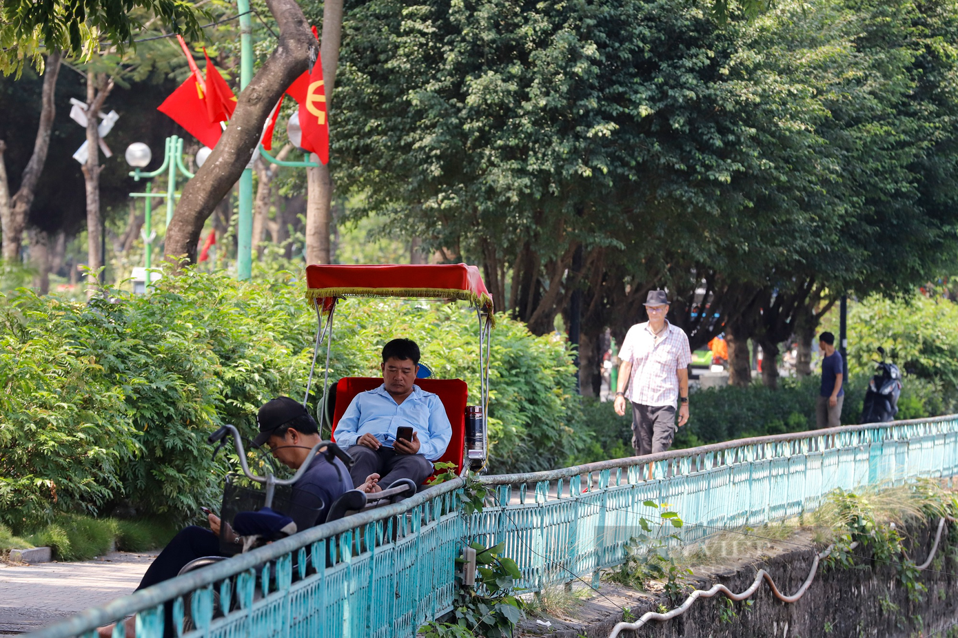 Ông Tuấn (quận Nam Từ Liêm) cho biết: "Do đặc thù công việc phải lao động ngoài trời nên vào buổi trưa tôi thường lui tới khu vực đường Thanh Niên để ngủ nghỉ bởi không khí thoáng đãng, gió thổi kèm hơi nước mát từ hồ Tây".