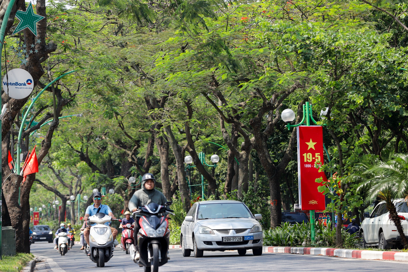 Đường Thanh Niên cũng được che phủ bởi hàng cây xanh trải dài.