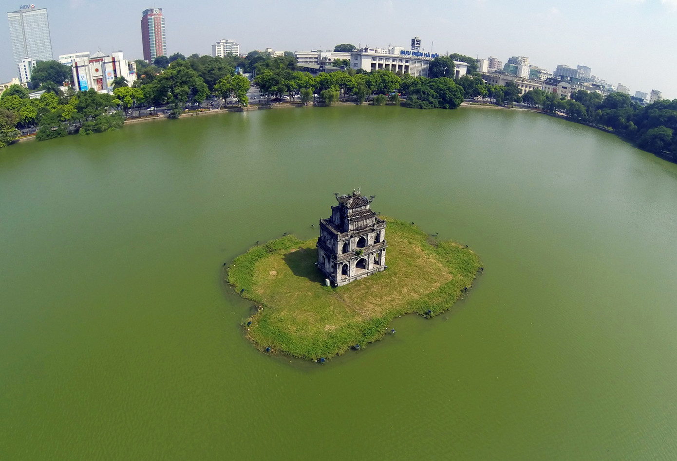 Hồ Gươm có rất nhiều nơi để bạn có thể ghé qua chẳng hạn như kem Tràng Tiền, kem Thủy Tạ, Tháp Rùa, Tháp Bút, cầu Thê Húc hay ngay gần đấy, bạn cũng có thể đi bộ ra Nguyễn Xí, Đinh Lễ để chọn cho mình những bộ sách thật hay. Vào dịp nghỉ lễ, phố đi bộ mở với nhiều hoạt động rất phong phú. Xung quanh khu vực này còn có nhiều quán cà phê có tầm nhìn đẹp, khung cảnh đầy thơ mộng. Ảnh: Duy Hiếu. Hồ Gươm có rất nhiều nơi để bạn có thể ghé qua chẳng hạn như kem Tràng Tiền, kem Thủy Tạ, Tháp Rùa, Tháp Bút, cầu Thê Húc hay ngay gần đấy, bạn cũng có thể đi bộ ra Nguyễn Xí, Đinh Lễ để chọn cho mình những bộ sách thật hay. Vào dịp nghỉ lễ, phố đi bộ mở với nhiều hoạt động rất phong phú. Xung quanh khu vực này còn có nhiều quán cà phê có tầm nhìn đẹp, khung cảnh đầy thơ mộng. Ảnh: Duy Hiếu.