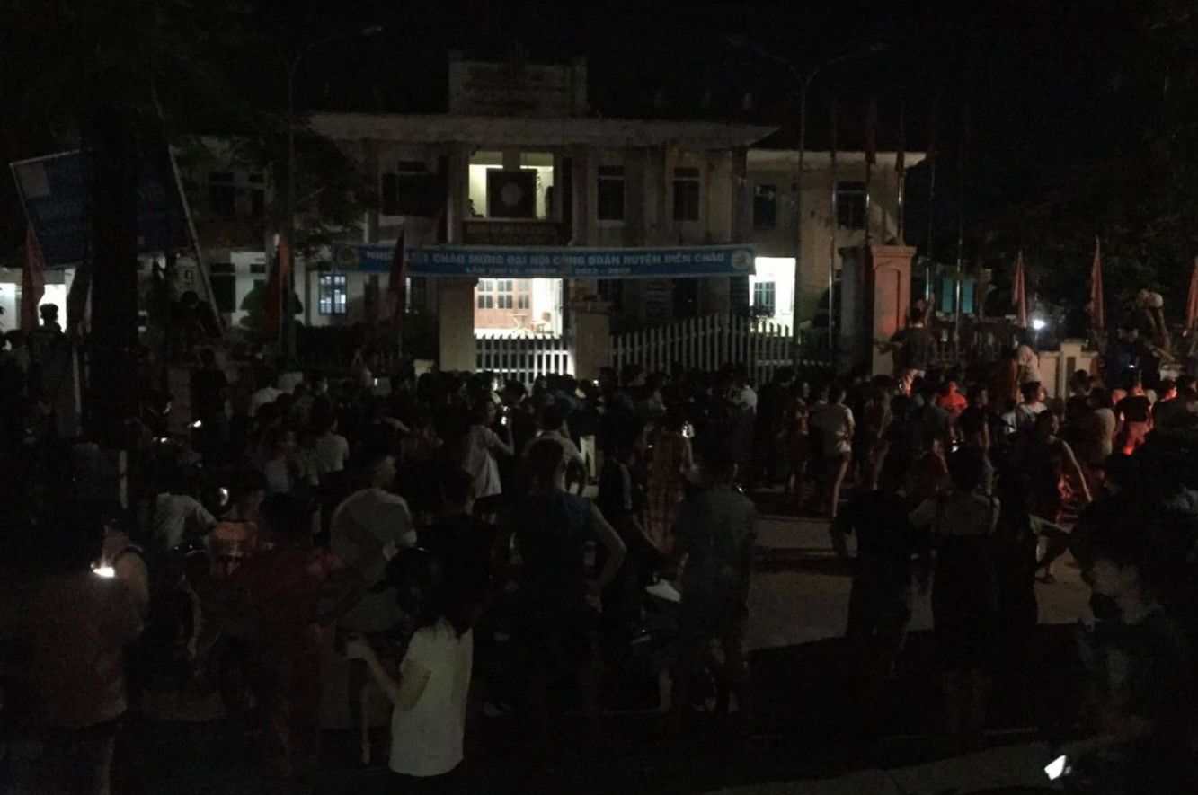 Đến khuya, nhiều người vẫn tập trung trước trụ sở UBND xã Diễn Yên theo dõi vụ đánh ghen (Ảnh: N.A). Đến khuya, nhiều người vẫn tập trung trước trụ sở UBND xã Diễn Yên theo dõi vụ đánh ghen (Ảnh: N.A).