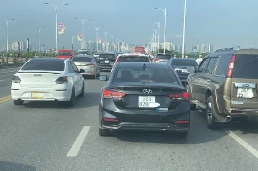 Giao thông qua lại cầu Vĩnh Tuy bị ùn ứ (Ảnh: Quỳnh Mai).