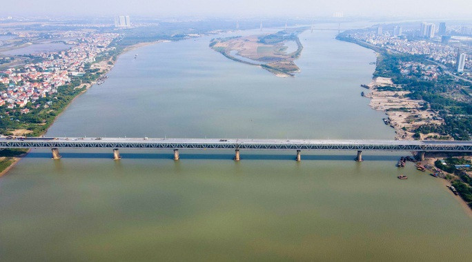 Cầu Thăng Long bắc qua sông Hồng, nối liền các tỉnh phía Bắc với thủ đô Hà Nội.