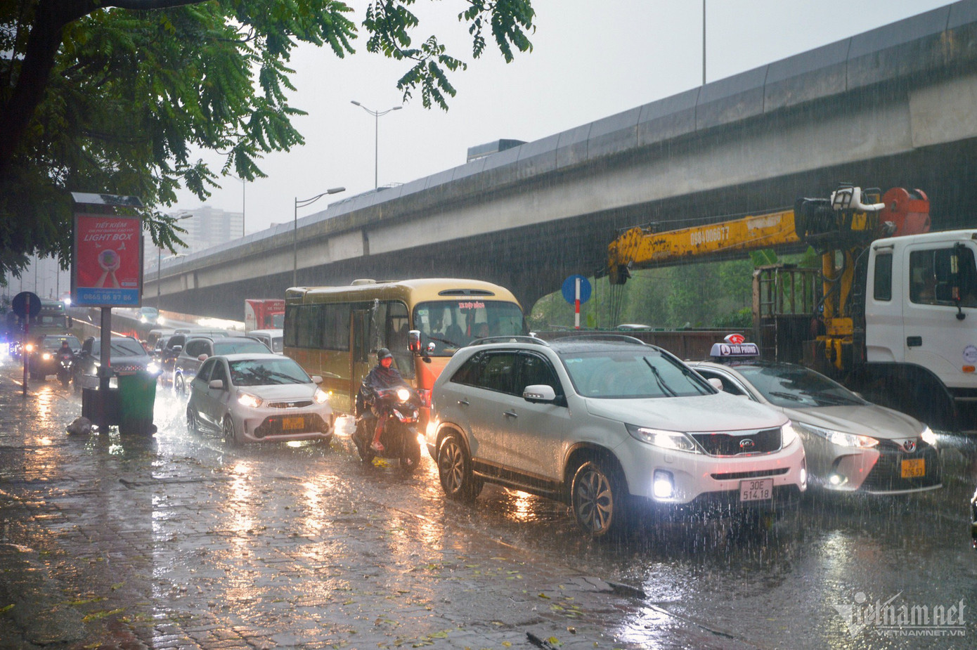Cảnh ùn ứ trên trục đường Khuất Duy Tiến - Nguyễn Xiển xuất hiện ngay từ 7h khi lượng phương tiện rời thủ đô càng lúc càng đông.