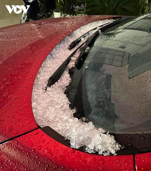 Nhiều viên đá to bằng ngón tay.