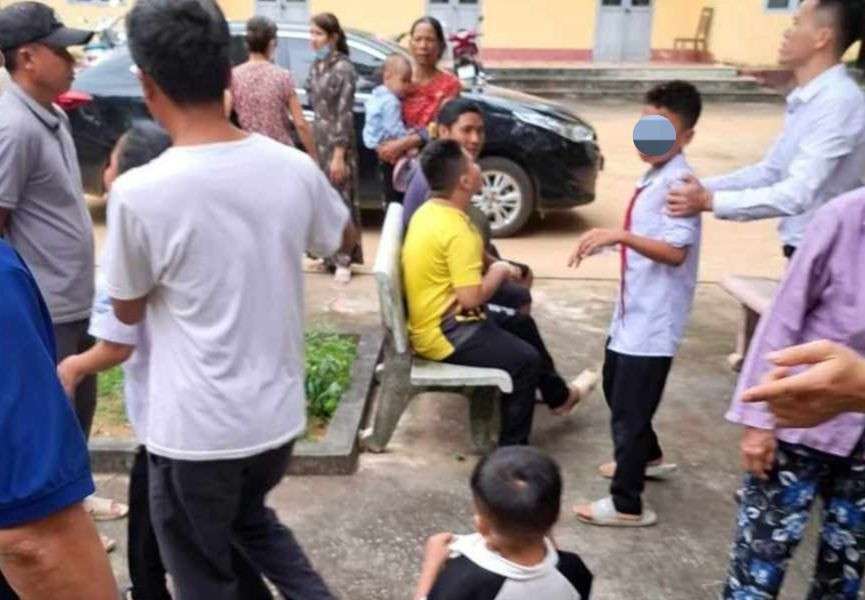 Các em học sinh được nhanh chóng đưa đi sơ cứu sau khi vụ nổ bóng bay.