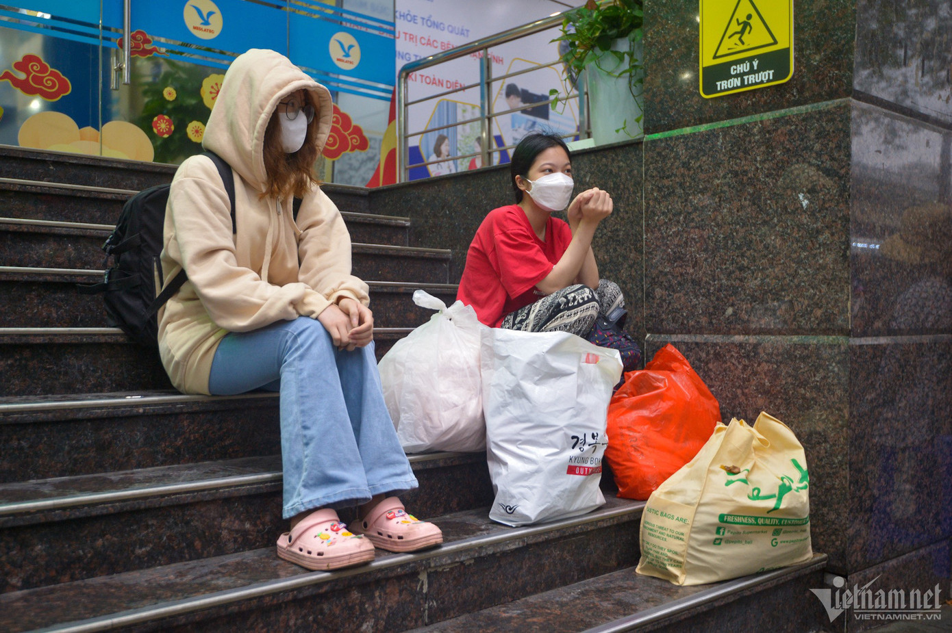 Phùng Thùy Linh cùng bạn bè trở về Thái Bình để nghỉ lễ. “Em đi từ lúc còn tờ mờ sáng, thời tiết mưa lớn, mù mịt như vậy lại mang theo nhiều đồ nên khá cồng kềnh, đôi lúc em suýt ngã”, Linh nói.