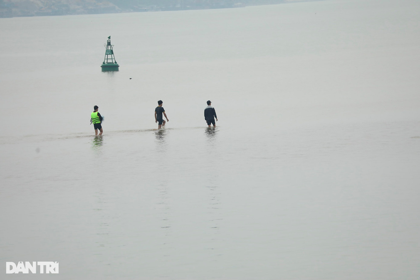 Cũng vào các buổi chiều khi bãi bồi nổi cao trên mặt nước, người dân có thể ra giữa lòng sông Hồng để bắt cá. Cũng vào các buổi chiều khi bãi bồi nổi cao trên mặt nước, người dân có thể ra giữa lòng sông Hồng để bắt cá.