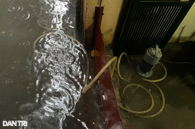 Người dân phải dùng máy bơm hút nước từ trong sân ra ngoài (Ảnh: Văn Yên).