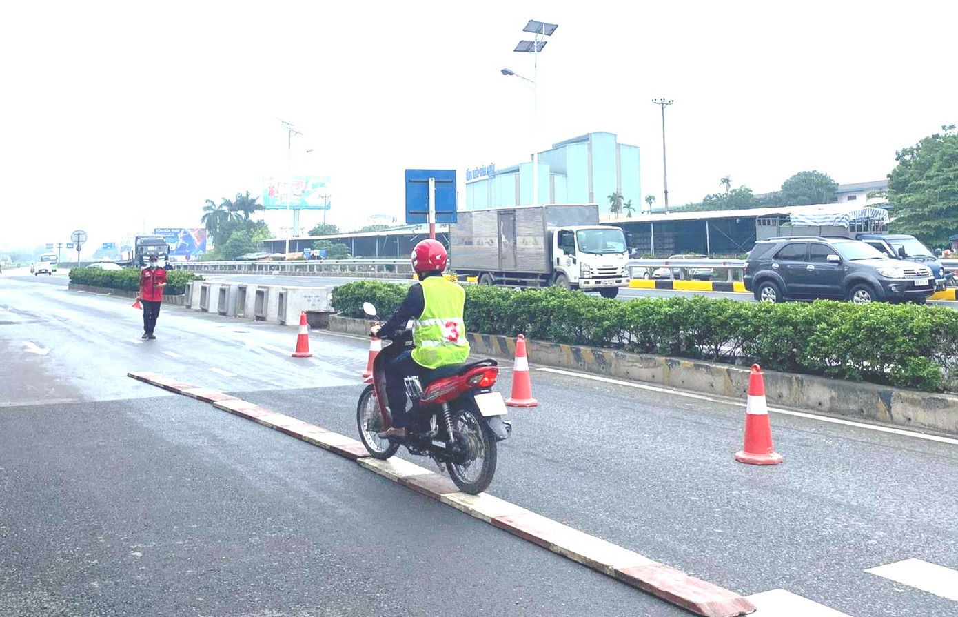 Phía ngoài, dù trời đổ mưa nhỏ, nhưng các chàng trai cô gái vẫn hồ hởi tham gia thực hành Lái xe thăng bằng. Phía ngoài, dù trời đổ mưa nhỏ, nhưng các chàng trai cô gái vẫn hồ hởi tham gia thực hành Lái xe thăng bằng.