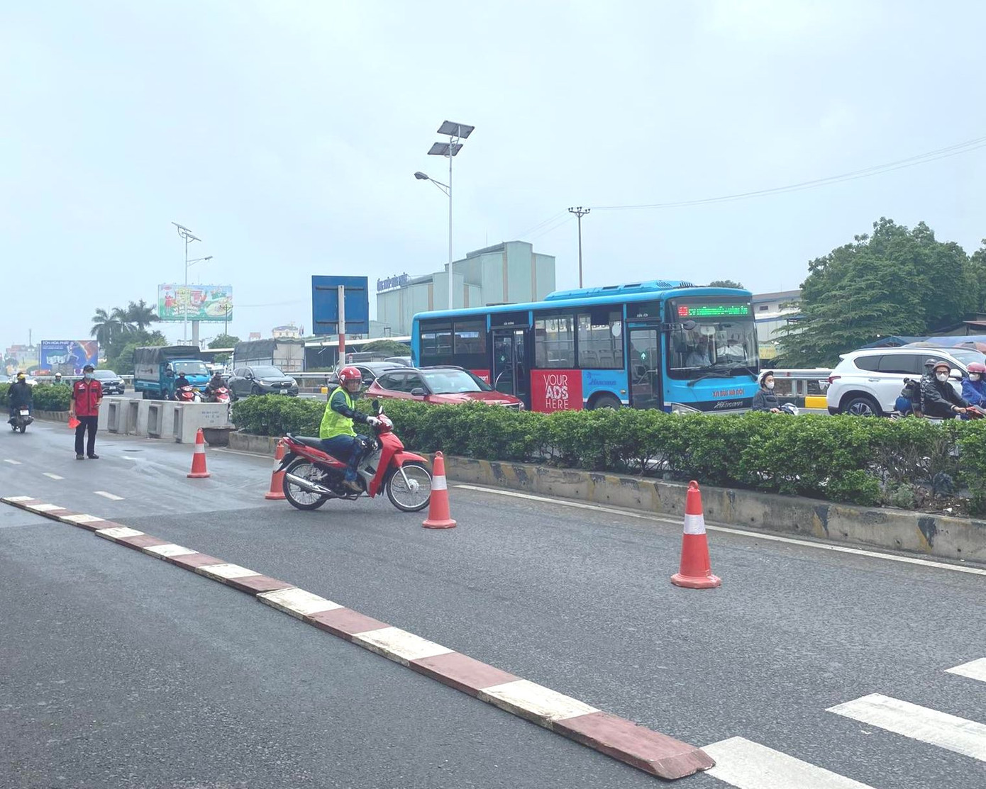 Nam thanh niên tự tin khi tham gia thực hành đi xe zích zắc theo cọc tiêu. Nam thanh niên tự tin khi tham gia thực hành đi xe zích zắc theo cọc tiêu.