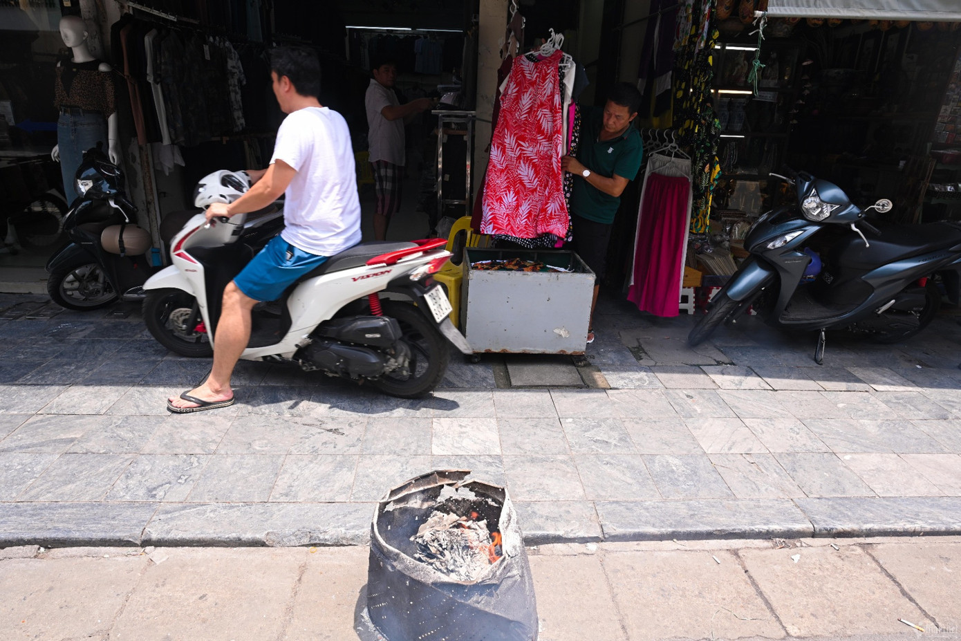 Dọc hai tuyến phố Hàng Ngang, Hàng Đào, rất nhiều lò hóa vàng dựng ngay trước cửa hàng. Các tiểu thương làm lễ cầu mong cho việc kinh doanh buôn bán thuận lợi rồi đốt từ từ và đợi lửa tự tắt mà không dội thẳng nước vào để được linh thiêng. Dọc hai tuyến phố Hàng Ngang, Hàng Đào, rất nhiều lò hóa vàng dựng ngay trước cửa hàng. Các tiểu thương làm lễ cầu mong cho việc kinh doanh buôn bán thuận lợi rồi đốt từ từ và đợi lửa tự tắt mà không dội thẳng nước vào để được linh thiêng.