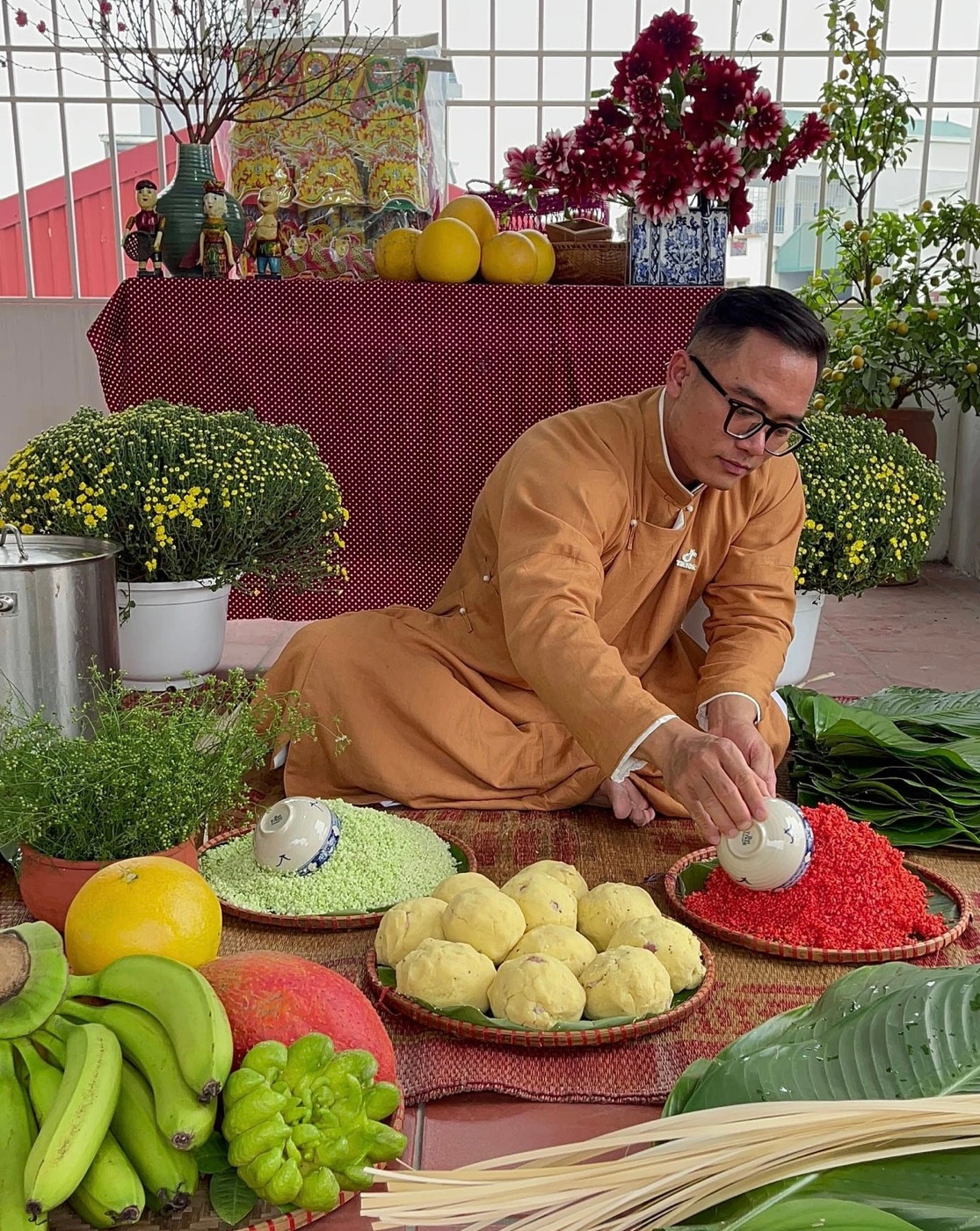 Hiếu trong trang phục truyền thống, gói bánh chưng dịp Tết (Ảnh: NVCC). Hiếu trong trang phục truyền thống, gói bánh chưng dịp Tết (Ảnh: NVCC).