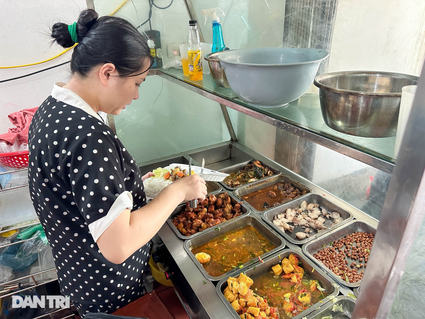 Quán cơm bình dân của chị Quyên có nguồn khách hàng ổn định là công nhân trong khu công nghiệp.