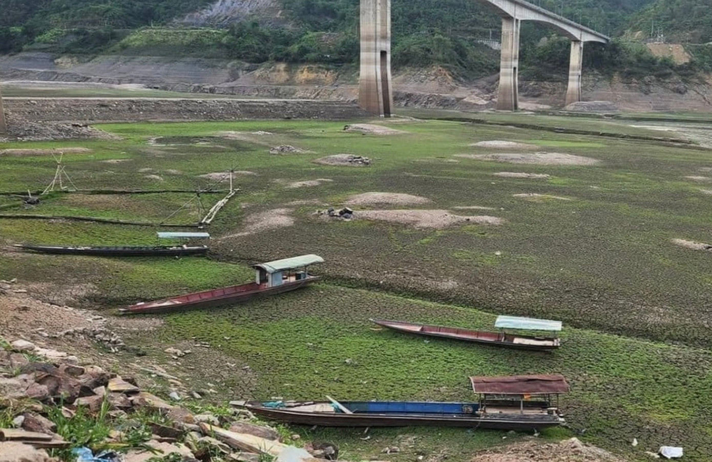 Nhiều thuyền bè của người dân nằm chỏng chơ dưới lòng hồ (Ảnh: Vương Trang).