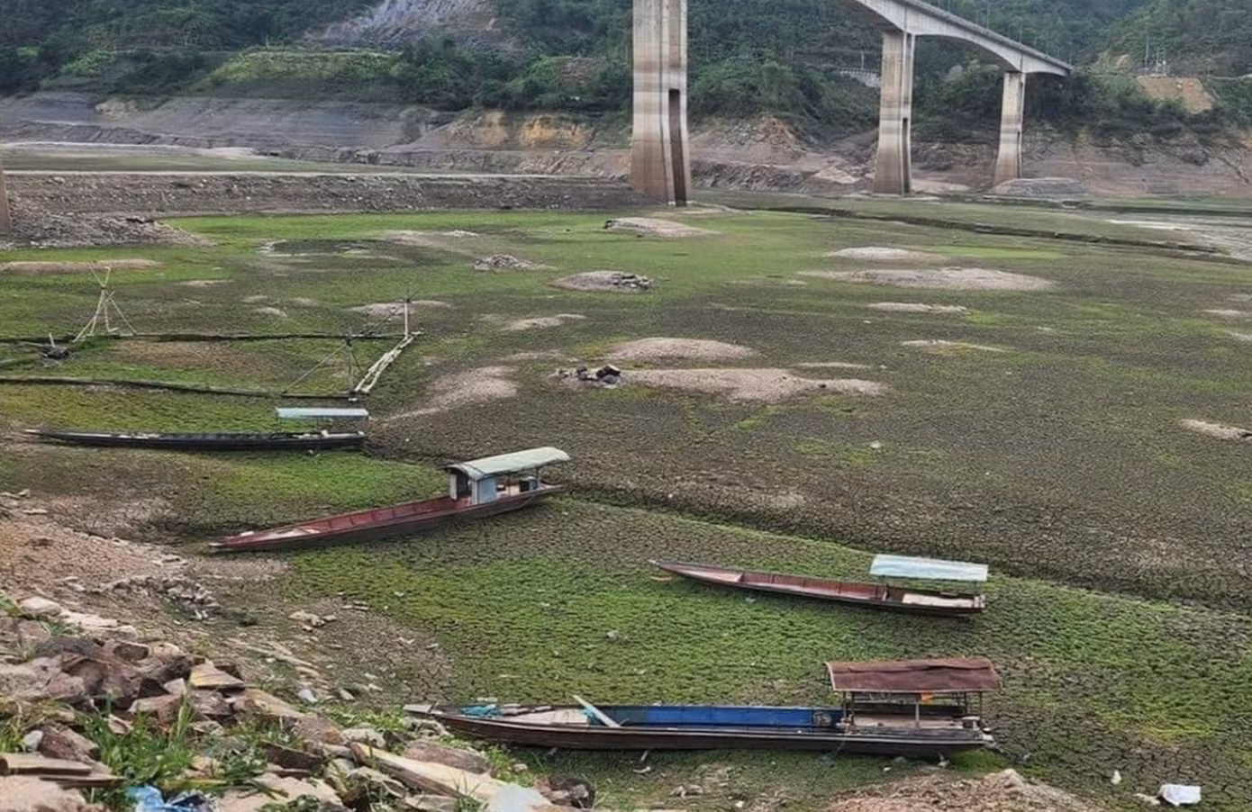 Nhiều thuyền bè của người dân nằm chỏng chơ dưới lòng hồ (Ảnh: Vương Trang).