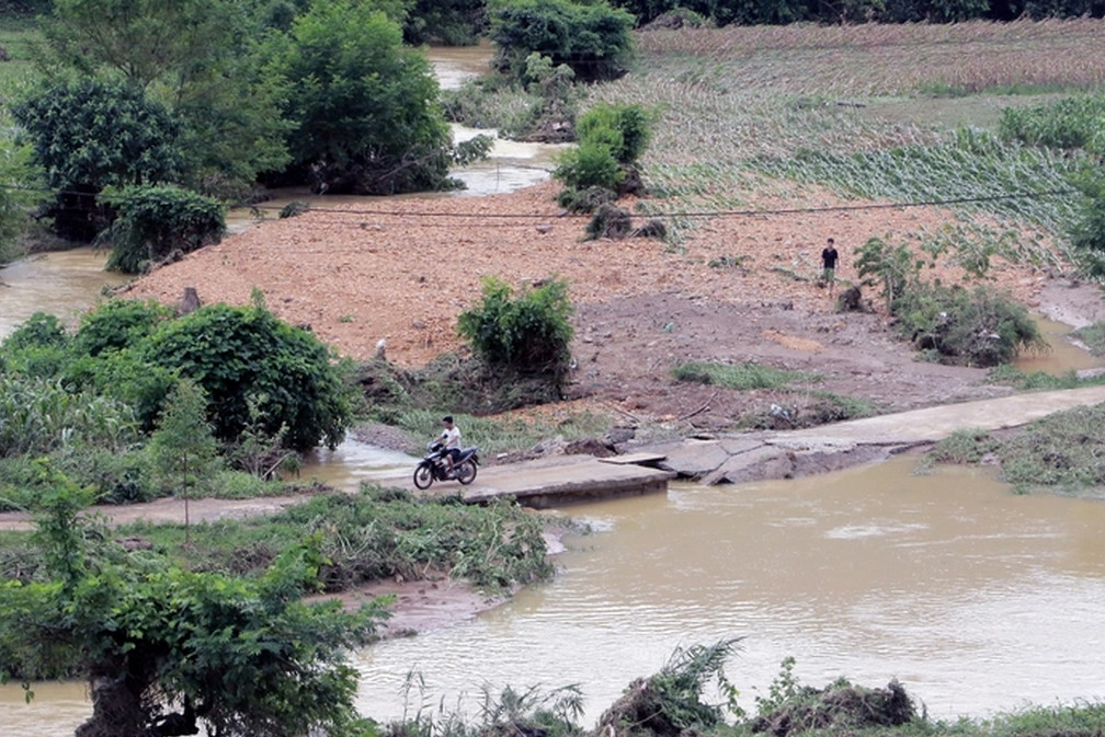 Mưa lớn đã làm sụt lún cầu tại thôn Làng Chẽ, xã Quảng Chu, huyện Chợ Mới (Ảnh: Báo Bắc Kạn).