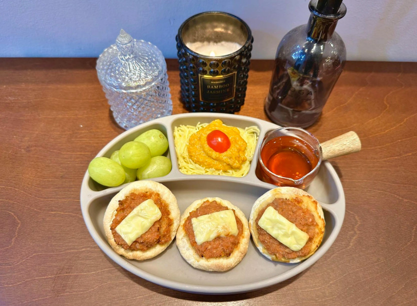 Anh Long thay đổi thực đơn mỗi ngày cho con. Trong hình là Pizza em bé ăn kèm mì sốt bò, trà lúa mạch (Ảnh: NVCC).