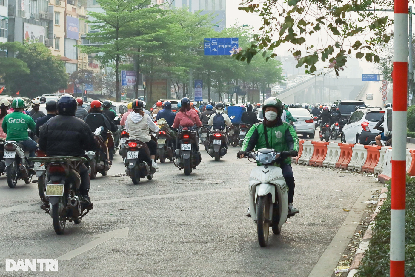 Trong khoảng 10 phút tại điểm đặt dải phân cách cứng điều hướng cấm rẽ từ đường Nguyễn Trãi vào đường Trường Chinh, hàng chục xe ôm công nghệ be và Grab cố tình phạm luật giao thông, rẽ ngang tạt ngửa, đi ngược chiều để rút ngắn quãng đường di chuyển.