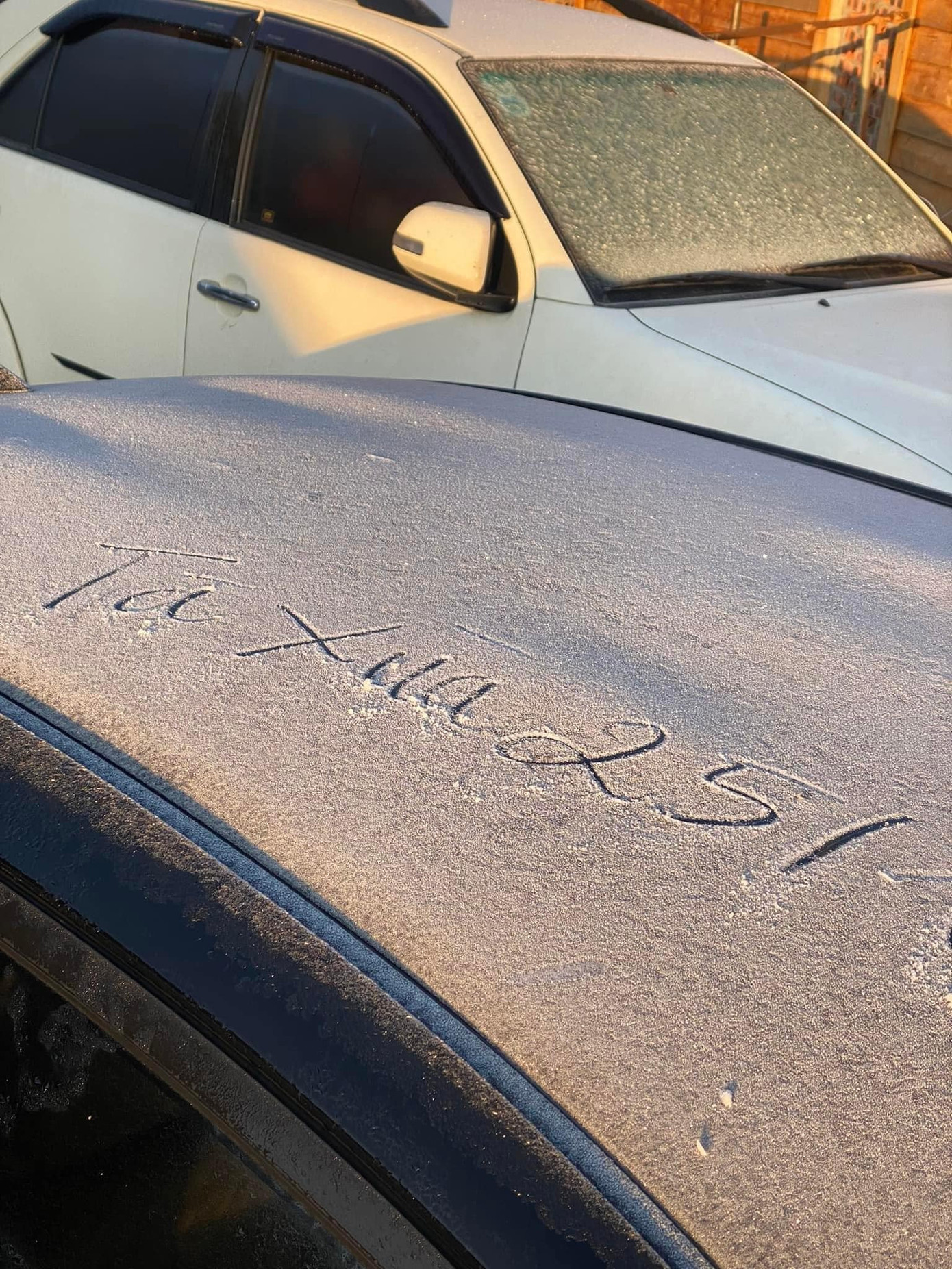 Đến trưa 25/1, trời đã xuất hiện nắng nhưng vẫn còn băng giá. (Ảnh: Dương Doãn)