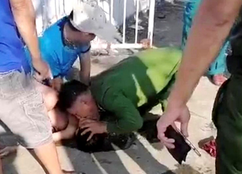 Chiến sĩ công an xã Hoà Tiến hô hấp nhân tạo, cấp cứu thành công một học sinh Chiến sĩ công an xã Hoà Tiến hô hấp nhân tạo, cấp cứu thành công một học sinh