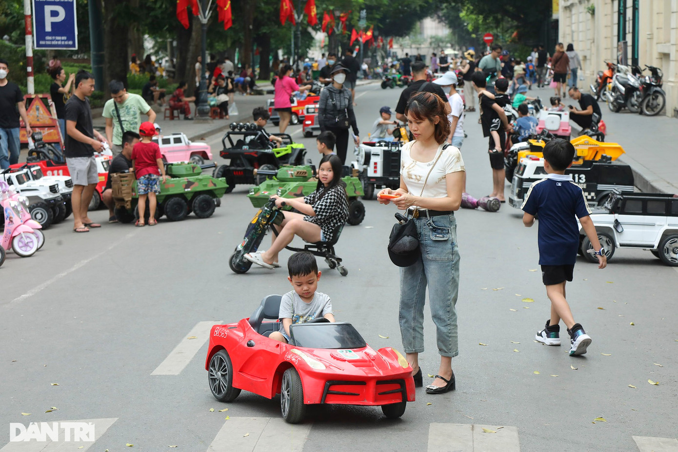 Một tụ điểm cho thuê xe điều khiển cho trẻ em tại phố đi bộ hồ Gươm đông khách. Một tụ điểm cho thuê xe điều khiển cho trẻ em tại phố đi bộ hồ Gươm đông khách.