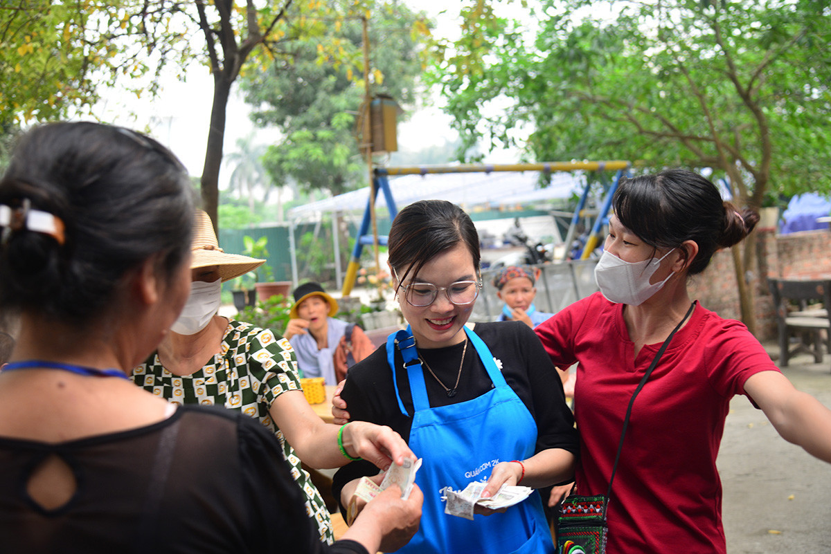 Chị Trà My (đeo kính) trở thành người bạn thân thiết với các thực khách ghé ăn. Chị Trà My (đeo kính) trở thành người bạn thân thiết với các thực khách ghé ăn.