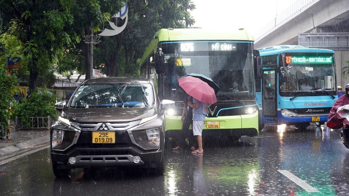Trên đường Nguyễn Trãi, xe buýt va chạm với xe chạy hợp đồng khiến đoạn đường cành thêm ùn tắc kéo dài.