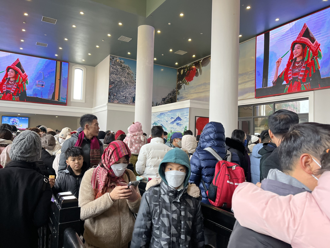 Rất đông du khách thập phương, cả người lớn lẫn em nhỏ chờ ở ga cáp treo, mong được lên tham quan đỉnh núi cao nhất Việt Nam trong kỳ nghỉ Tết Nguyên đán 2023.