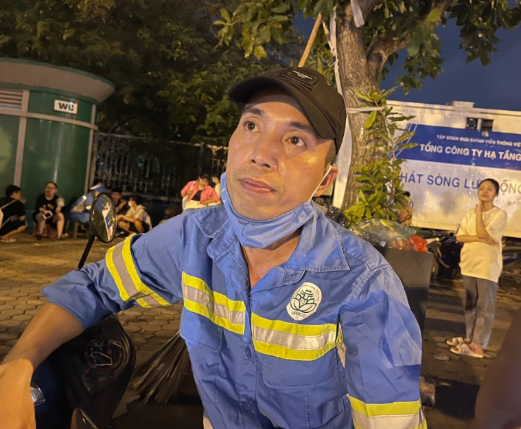 Anh Nguyễn Trung Hiếu cho biết lượng rác sau 2 đêm diễn là rất lớn (Ảnh: Hồng Anh).