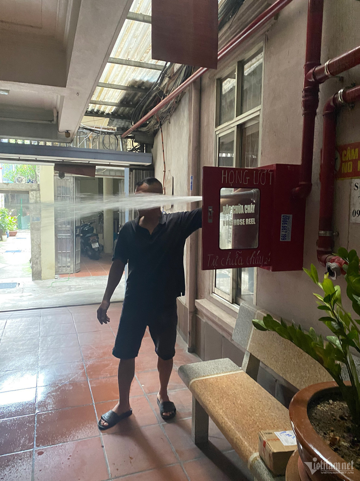 Anh Long mở thử van của hệ thống PCCC ở cả trong và ngoài khu chung cư