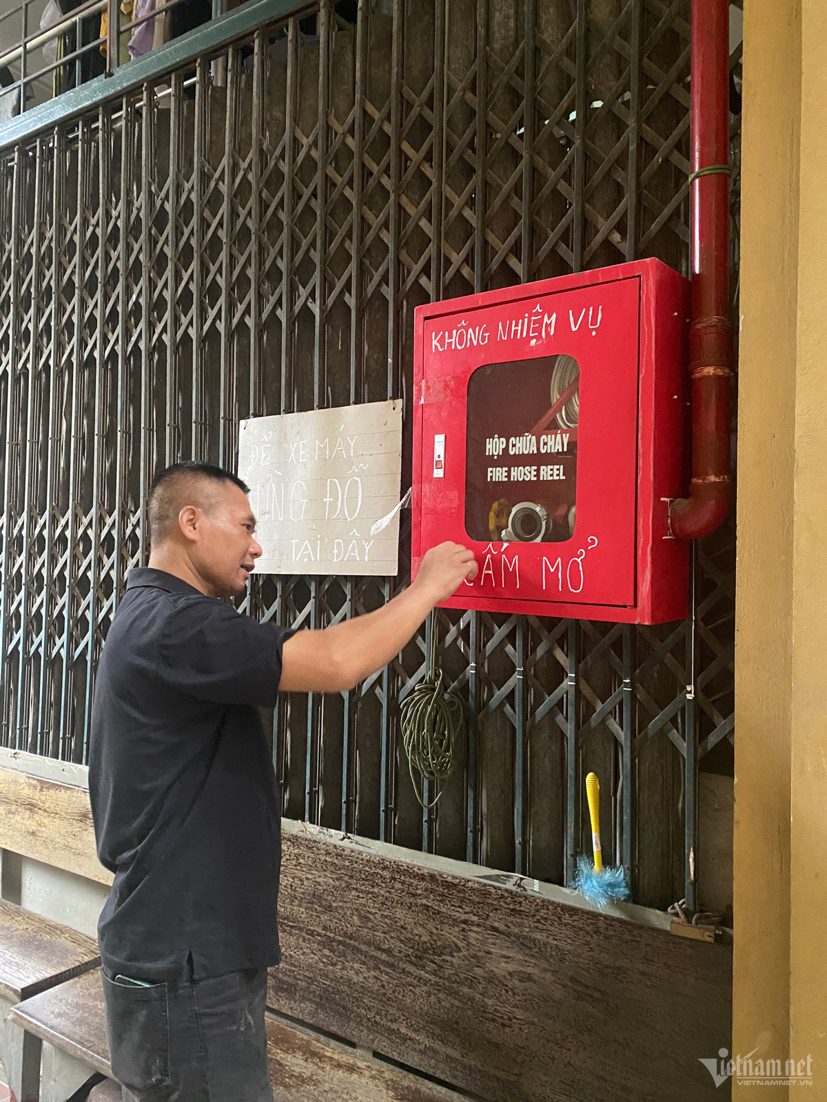 Anh Long - chủ 2 tòa chung cư mini cho thuê tại phố Nhân Hòa bên hệ thống phòng cháy, chữa cháy