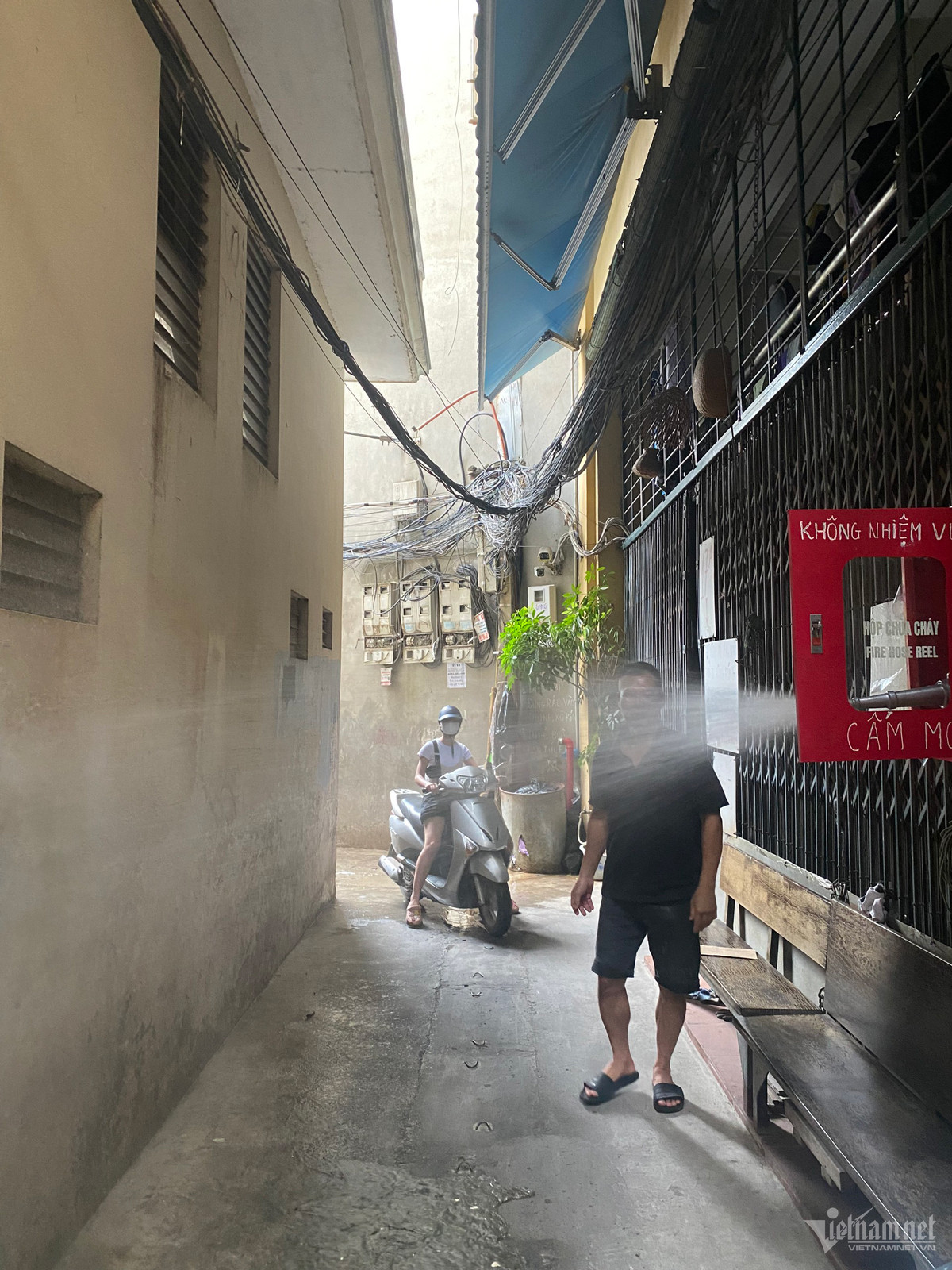 Anh Long mở thử van của hệ thống PCCC ở cả trong và ngoài khu chung cư