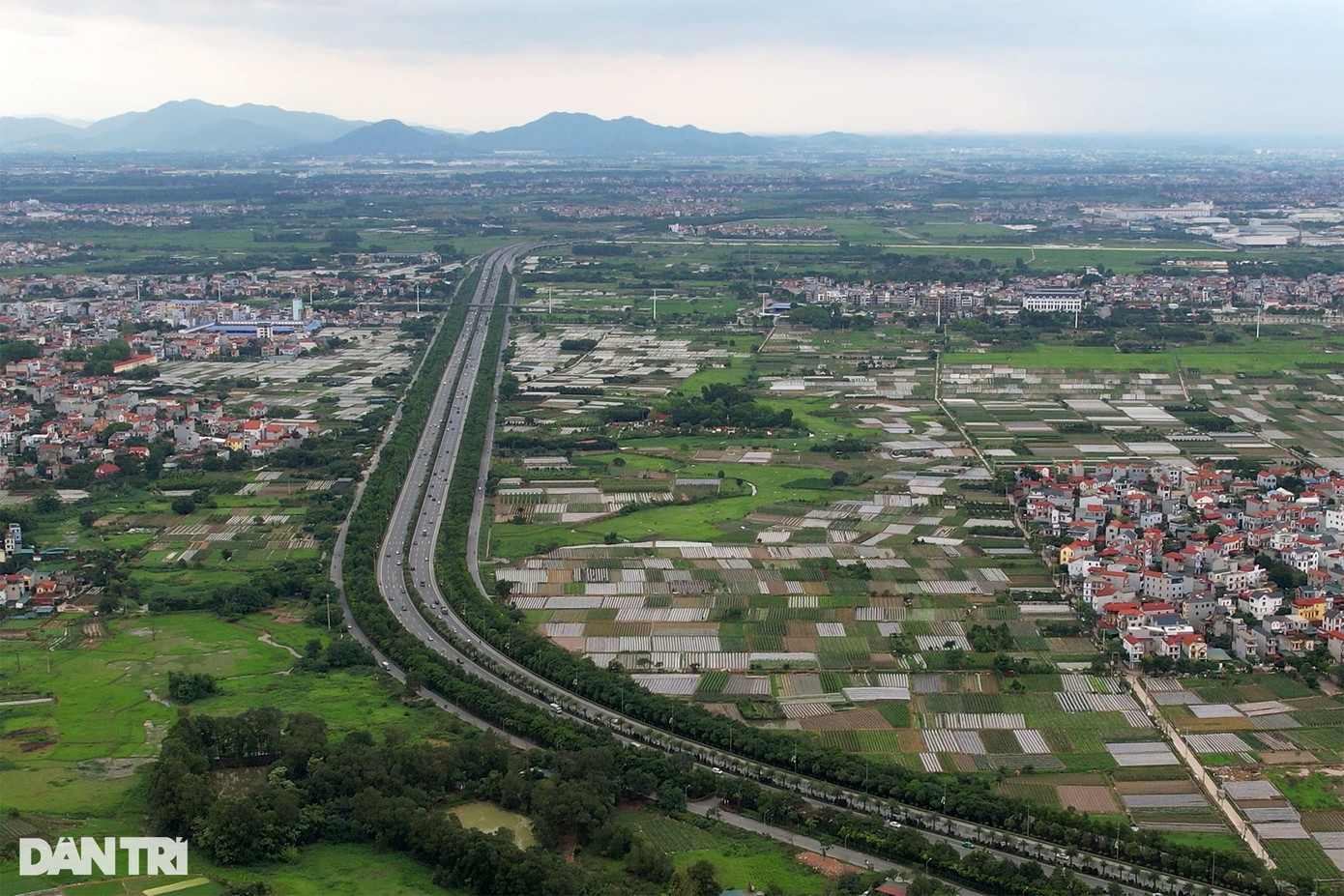 Phía trước là đoạn đường thẳng dài 2,5km, sau khúc cua đến đoạn đường thẳng 3,6km, dài nhất tuyến đường.