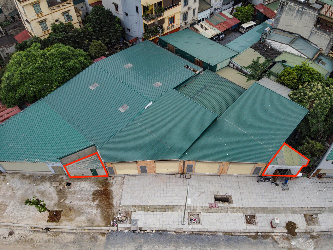 nhà siêu mỏng siêu méo ảnh 13 Hai căn nhà có diện tích khoảng 3-4 m2, nằm đan xen với những căn nhà bị cắt chéo với mái tôn xanh, hình thù kỳ lạ.