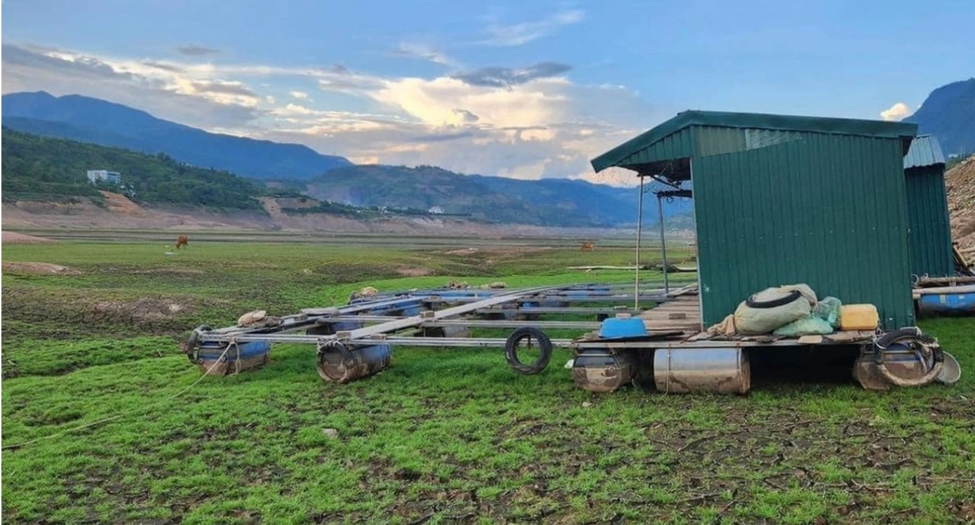 Một chiếc bè nuôi cá của người dân dưới lòng hồ cạn trơ đáy (Ảnh: Vương Trang).