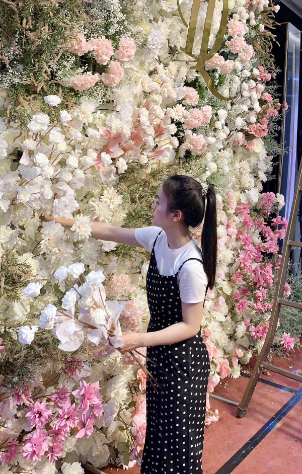 Chị Hồng Ánh trang trí từng chi tiết cho rạp cưới của khách hàng (ảnh: NVCC). Chị Hồng Ánh trang trí từng chi tiết cho rạp cưới của khách hàng (ảnh: NVCC).