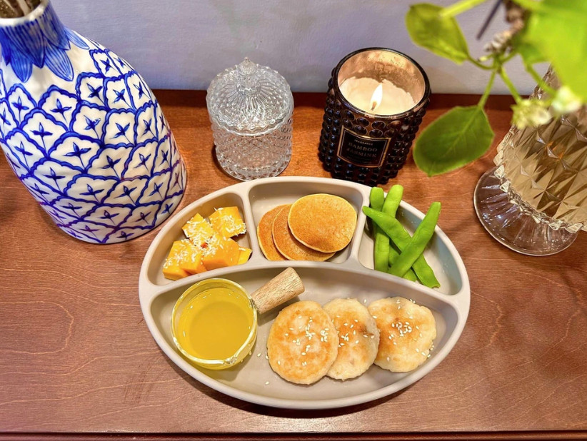 Bánh pancake cùng chả tôm, trà đào.