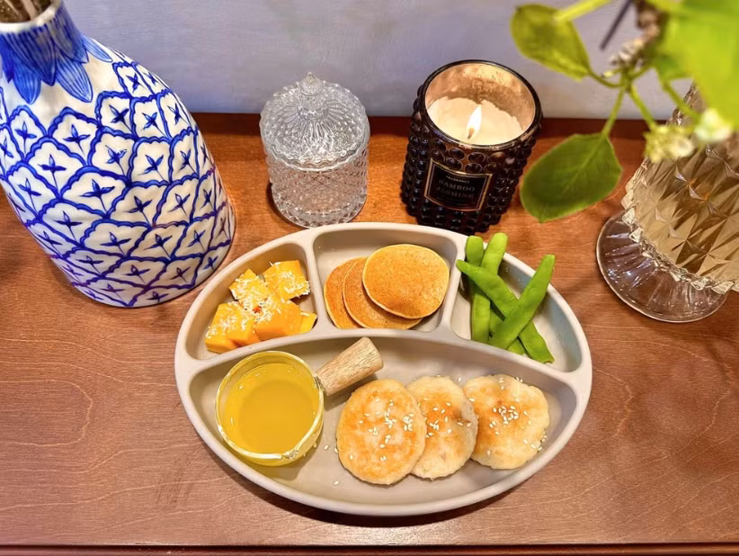 Bánh pancake cùng chả tôm, trà đào. Bánh pancake cùng chả tôm, trà đào.