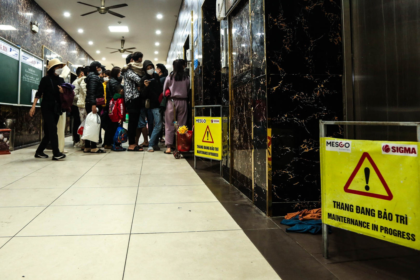 Vào đầu giờ chiều 3/2, 2 trong 6 thang máy tại chung cư này đã được sửa chữa. Trong đó một thang máy chỉ chạy được từ tầng 20 đến 40, một thang máy hoạt động từ tầng 1 lên tầng 20, nhưng không thể đi xuống. Lượng người đổ dồn về hai thang máy đông đúc khiến tình trạng chen lấn xảy ra vào giờ tan tầm.