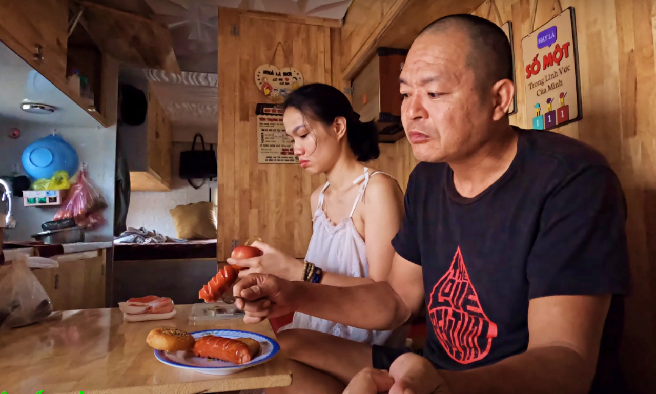 Đến nơi yêu thích, anh chị sẽ dừng chân, cùng nhau trải nghiệm cuộc sống trên xe.